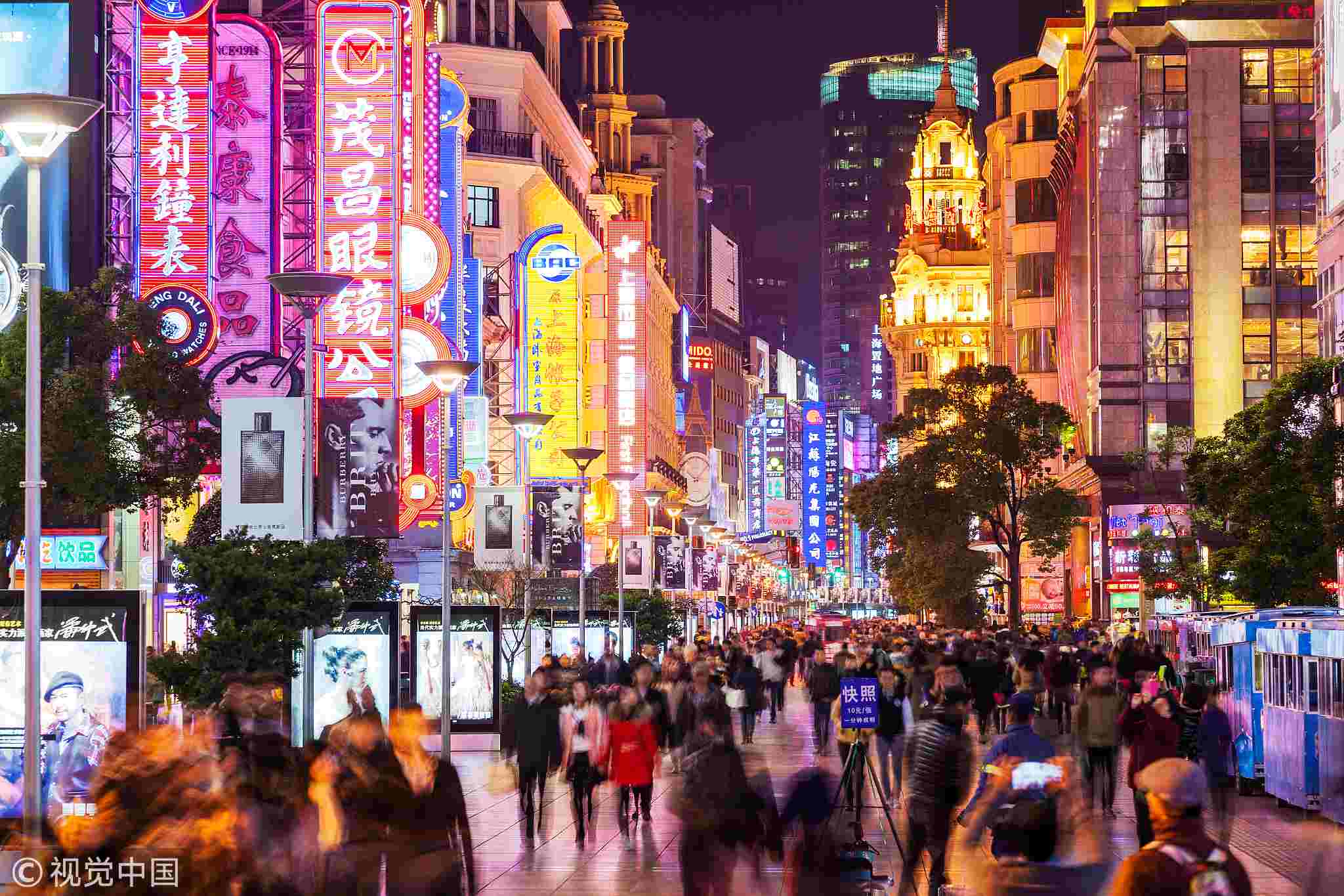 Phố đi bộ luôn là điểm đến hút khách, là nơi thể hiện rõ nét đời sống kinh tế, văn hóa và xã hội của từng địa phương. Thượng Hải, Hàng Châu, Tô Châu là ba thành phố tạo nên một 