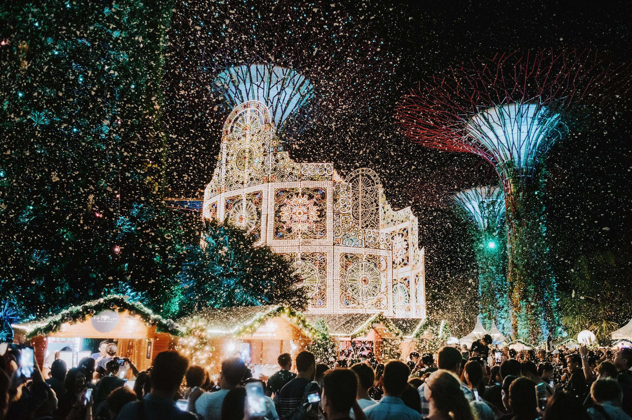 Có thể không có tuyết hay tuần lộc, nhưng Giáng Sinh ở Singapore 🇸🇬 cũng sôi động như bất kỳ lễ hội nào khác trong năm. Giáng sinh ở Singapore là một dịp lễ lớn khiến du khách có thêm lý do để làm những gì mình yêu thích nhất, đó là ăn uống và mua sắm.