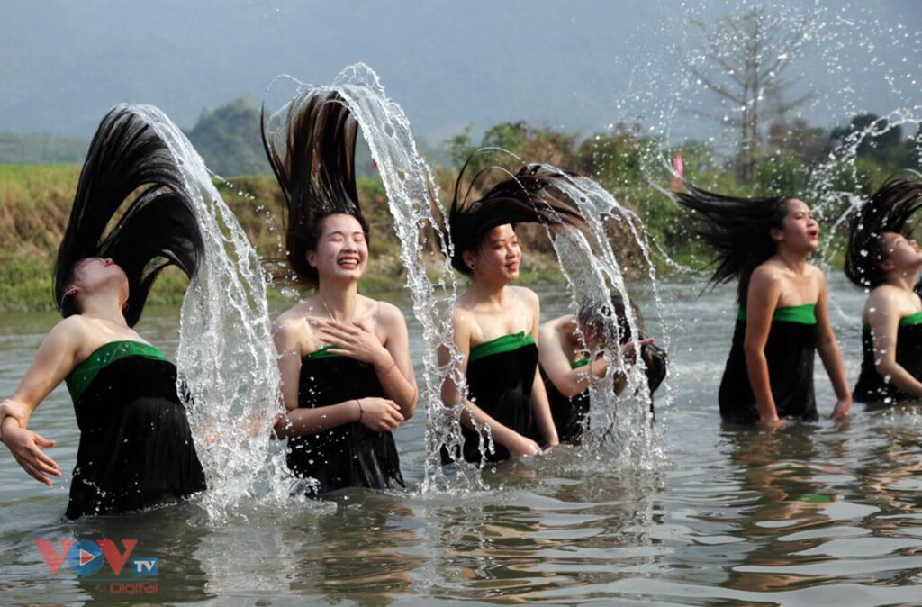 Các cô gái Thái thực hiện nghi lễ gội đầu | Photo by VOV