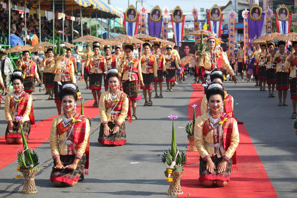 Sueng Bang Fai with traditional Isan dressing and local long drum show, Suwnnaphume, Roi Et, Photo by Pleamir, Wikipedia