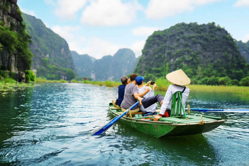 Ngô Đồng River, Tam Cốc, Ninh Bình, Việt Nam © Shutterstock ID 400923160