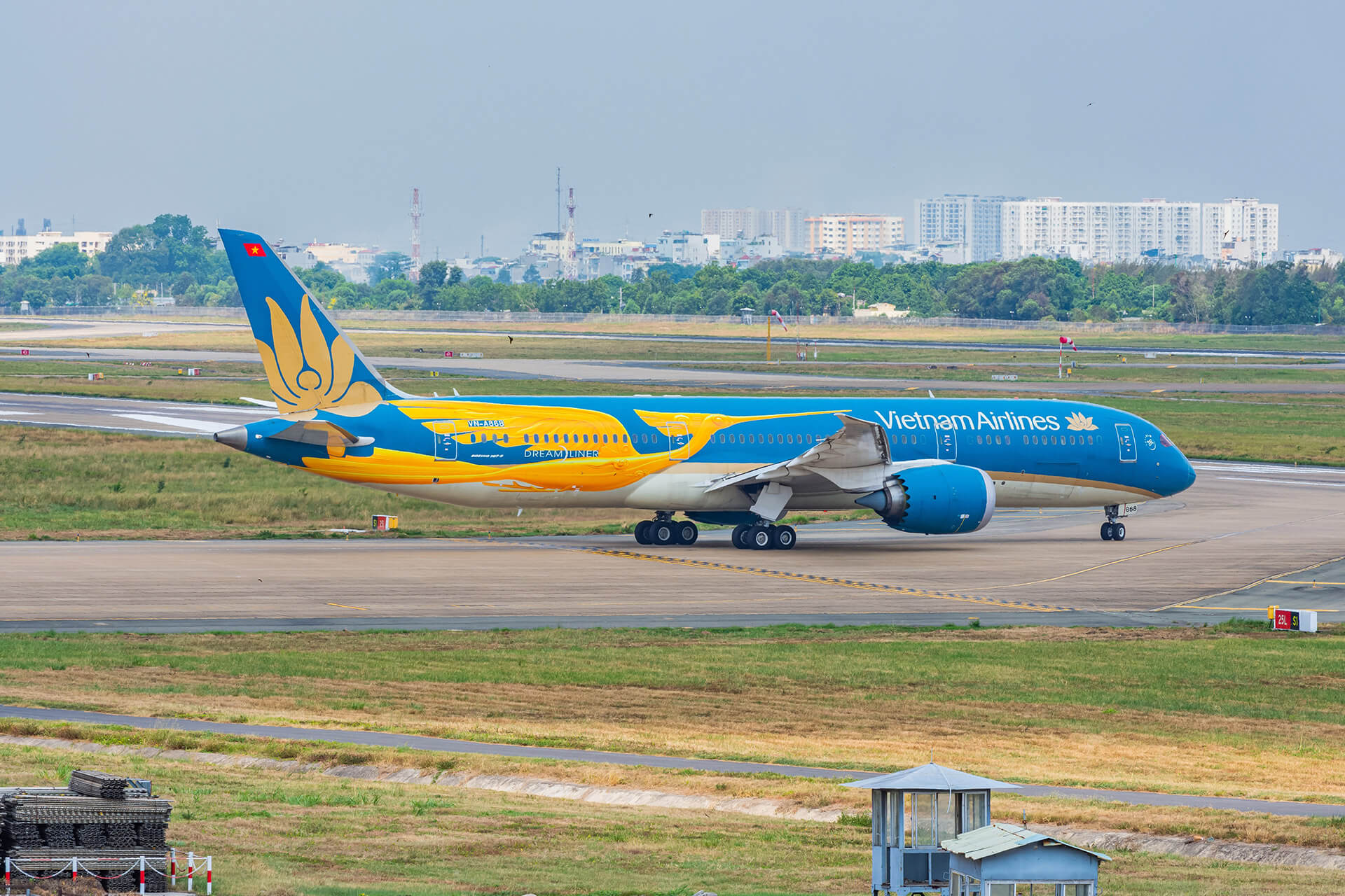 VNA Vietnam Airlines Boeing 787-9 Dreamliner with newly introduced Lac Bird livery. A symbol of the Vietnamese's culture and connected to the nation's history © Shutterstock 2616182761 by Minh K Tran