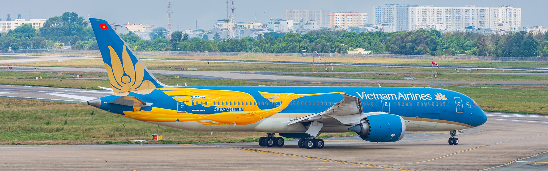 VNA Vietnam Airlines Boeing 787-9 Dreamliner with newly introduced Lac Bird livery. A symbol of the Vietnamese's culture and connected to the nation's history © Shutterstock 2616182761 by Minh K Tran