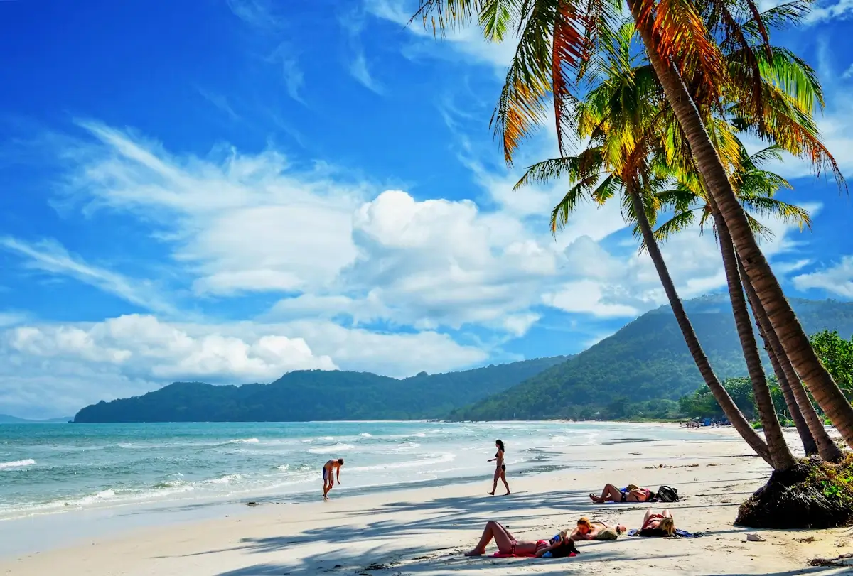 Phú Quốc is calling! Phu Quoc Discovery Live your travel dreams with Thiên Xuân Travel. Đảo ngọc Phú Quốc và những trải nghiệm bất tận! Khem Beach is a Phu Quoc favourite © Shutterstock